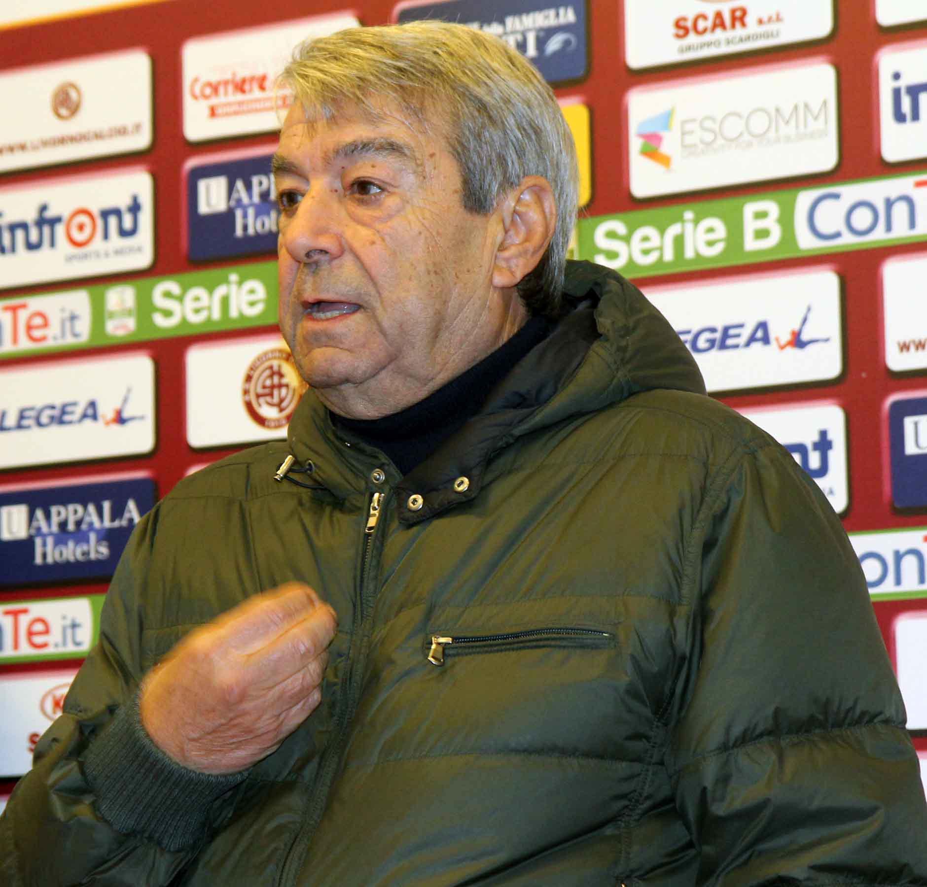 Livorno, è caos: Spinelli irrompe nello spogliatoio. Mazzoni e Vantaggiato se ne vanno