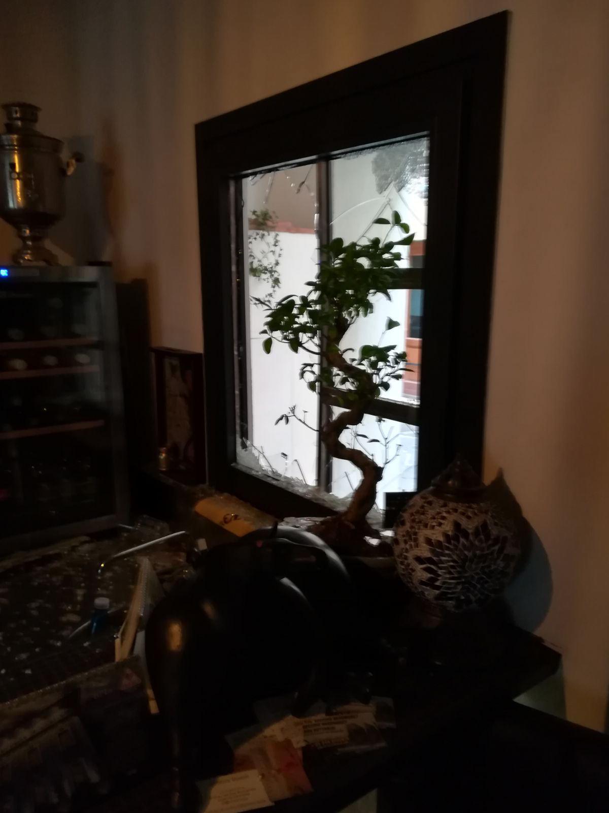 La finestra rotta per entrare nel ristorante
