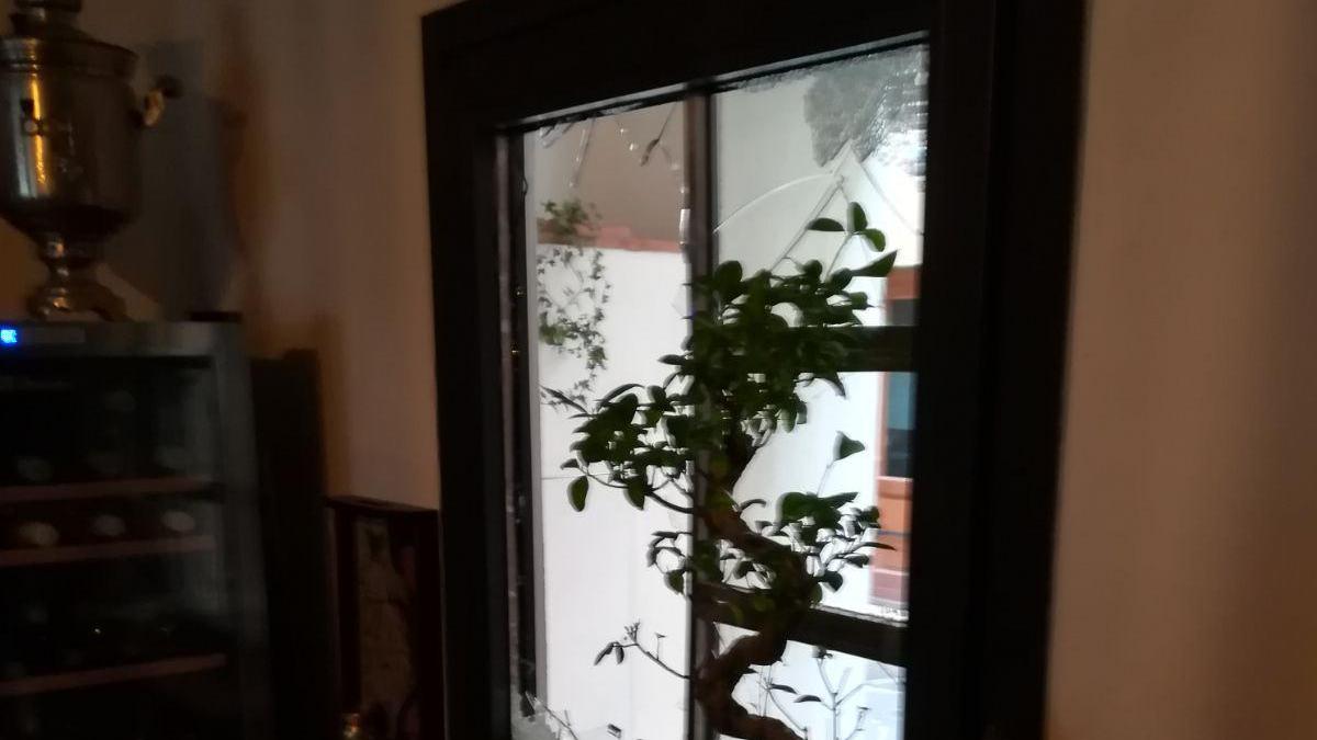 La finestra rotta per entrare nel ristorante