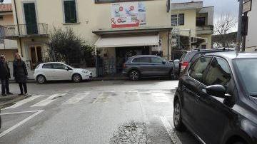 Una buca in via Fauli (foto Riccardo Casini)