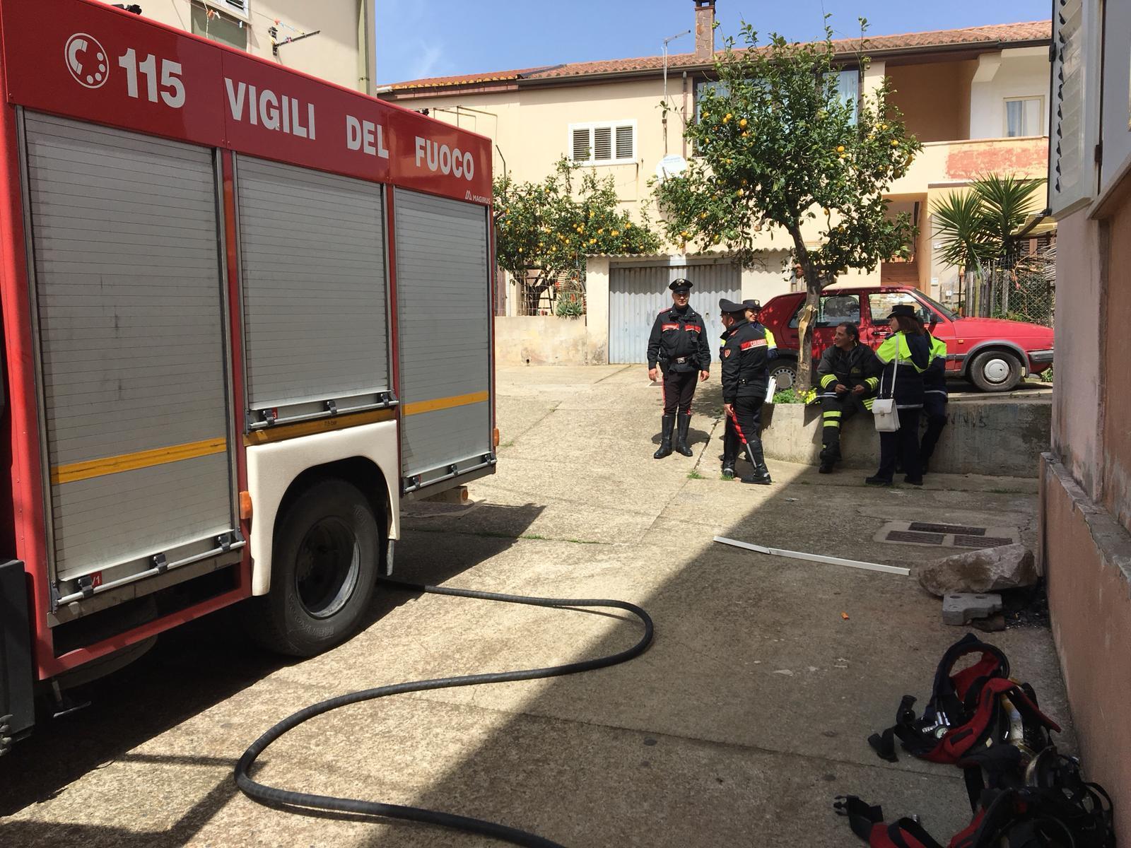 Incendio doloso nella palazzina popolare: inquilino salvato da un ispettore forestale