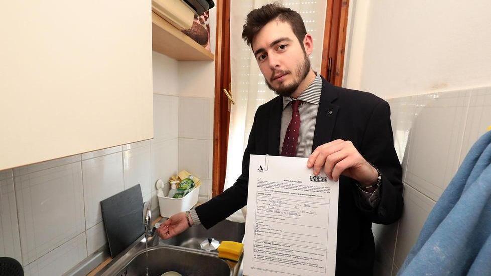 Tommaso Carpignani con il modulo di protesta che sarà inviato ad Acque da decine di residenti di Ponzano (Foto Agenzia Carlo Sestini)