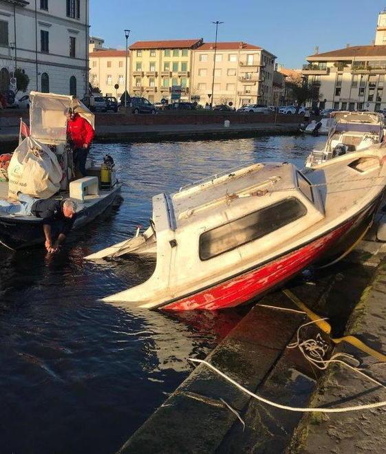 Natante rischia di affondare nel Burlamacca 