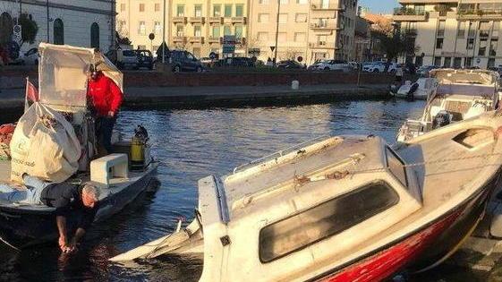Natante rischia di affondare nel Burlamacca