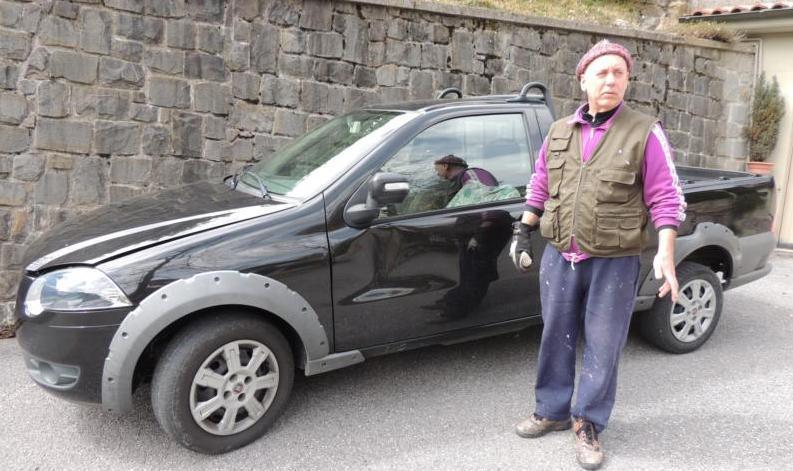 Lanciano una gomma contro un pick up