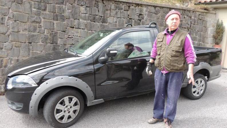 Lanciano una gomma contro un pick up