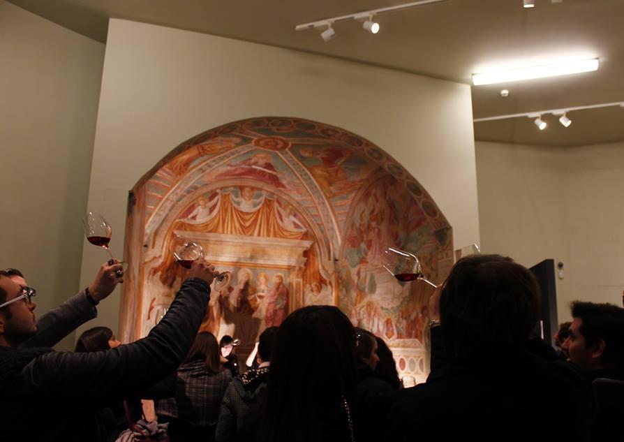 Si assaggiano opere e si vede il vino 