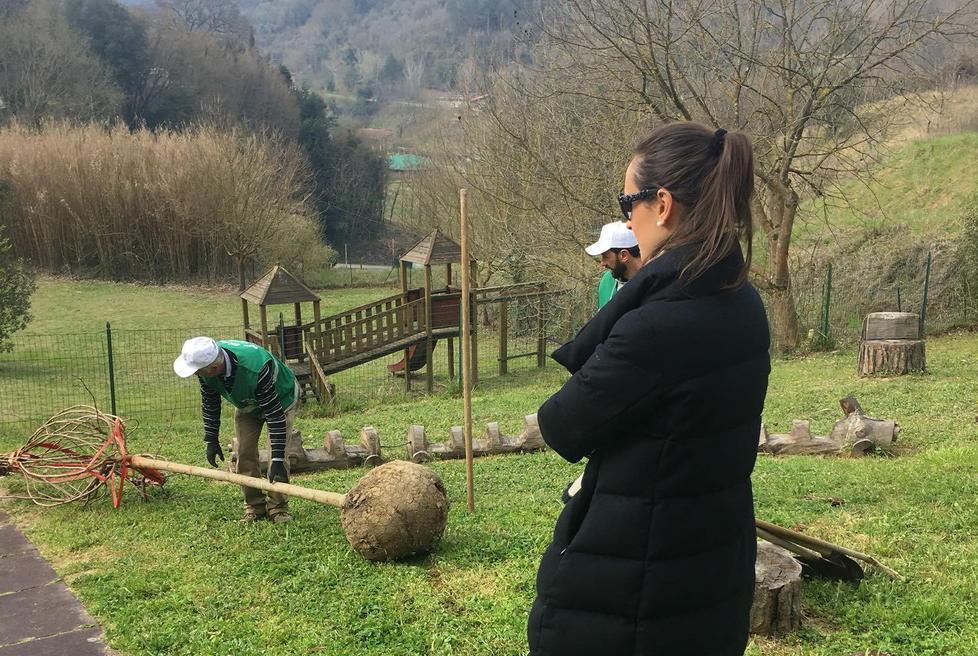 Rotaract San Miniato dona due alberi all’asilo di Stibbio 