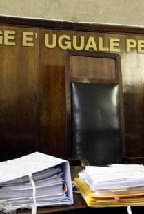 Non si ferma all’alt, poi litiga con i militari