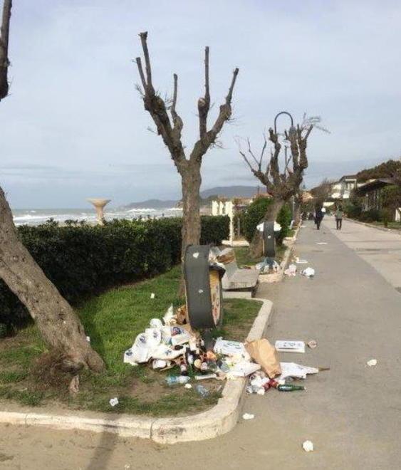 Bidoni dei rifiuti, nuova posizione e disagi