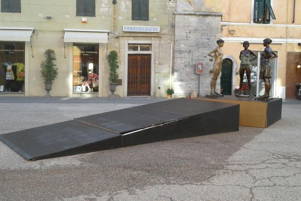 Danneggiata la pedana delle sculture di Campbell