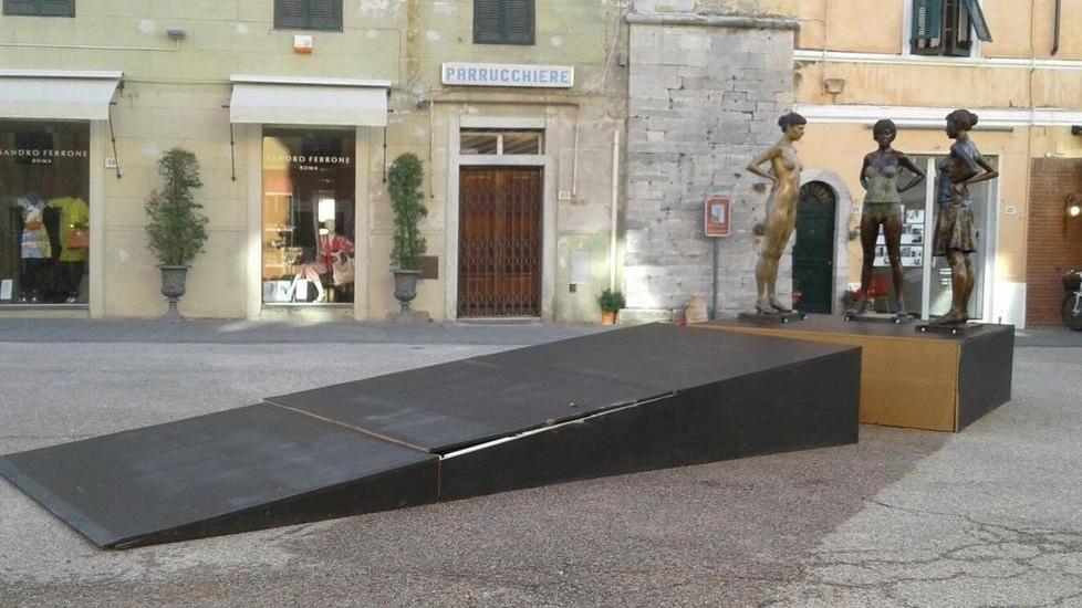 Danneggiata la pedana delle sculture di Campbell