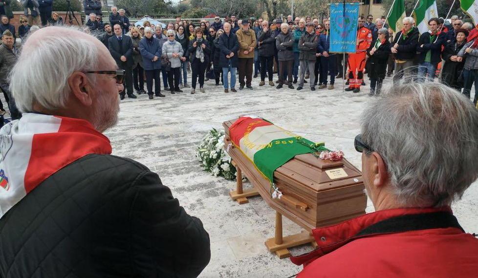 Folla per l’addio al partigiano Costa