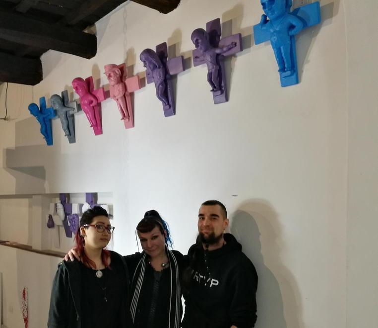 I personaggi crocifissi della galleria Fac
