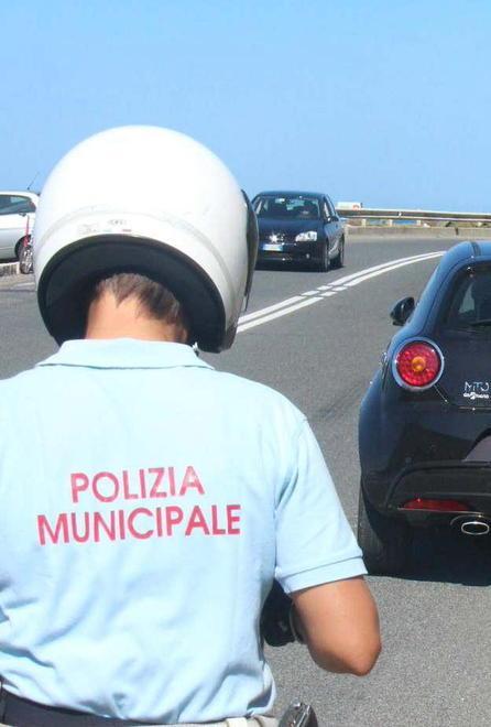 Viale Italia, inversioni e soste contromano Scattano altre multe 