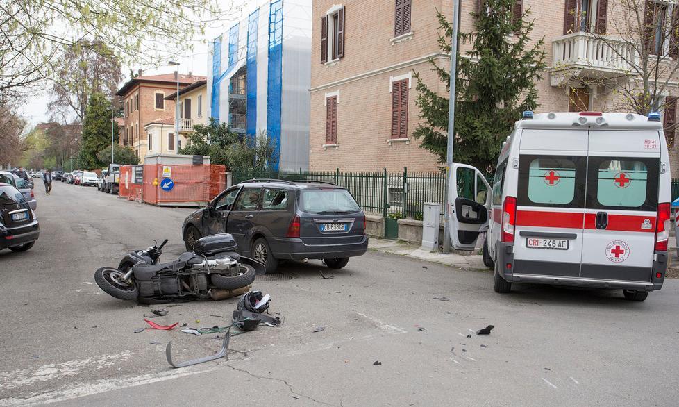 Scooter contro auto: due feriti
