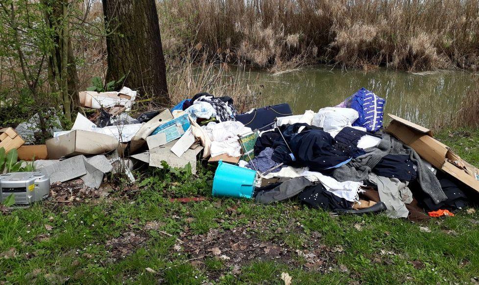 Rifiuti abbandonati sulla riva del canale