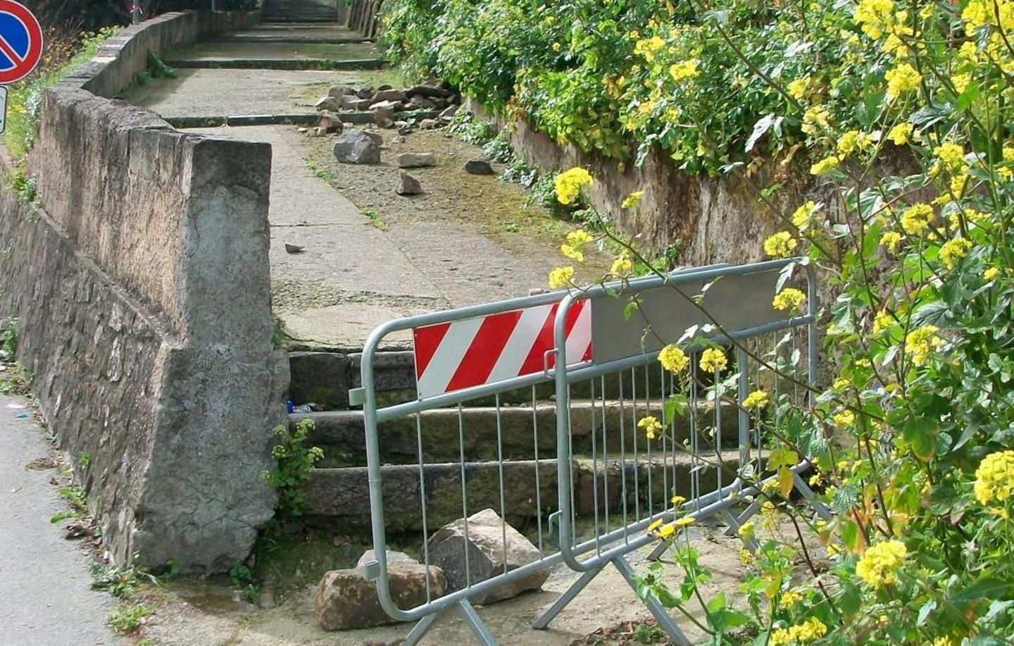 Crolla il muro in pietra sotto l’ex caserma “Micca”
