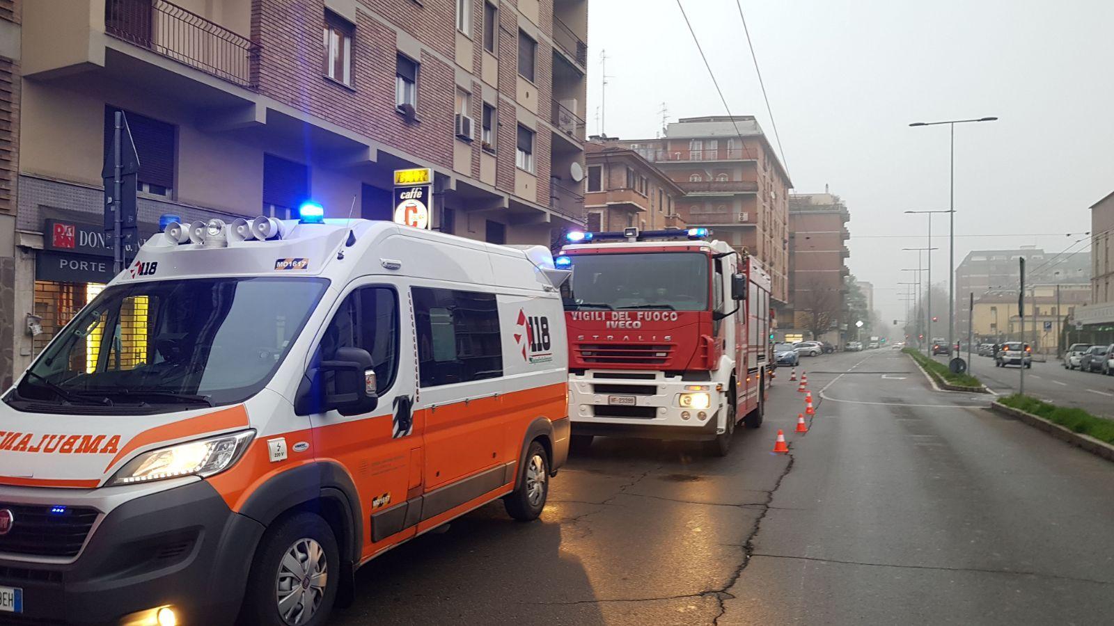 Modena. Boato e poi le fiamme in un appartamento in via Giardini: salvato un uomo 