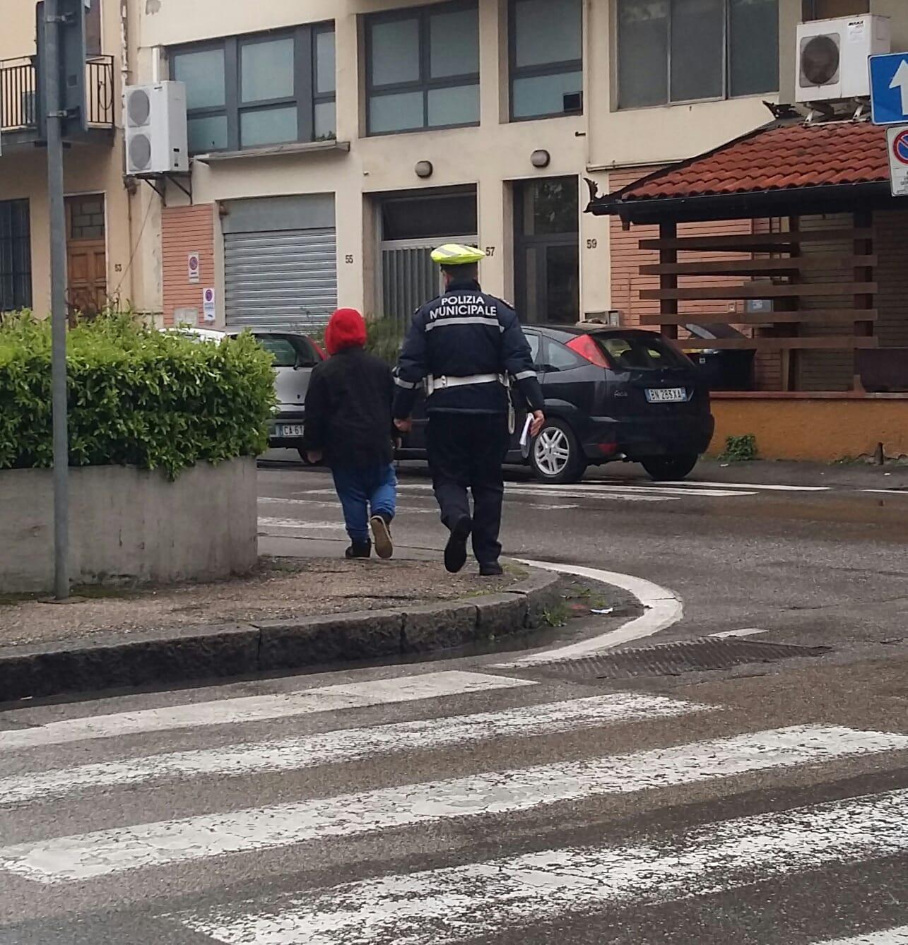 Il bambino cinese mentre viene riaccompagnato a casa