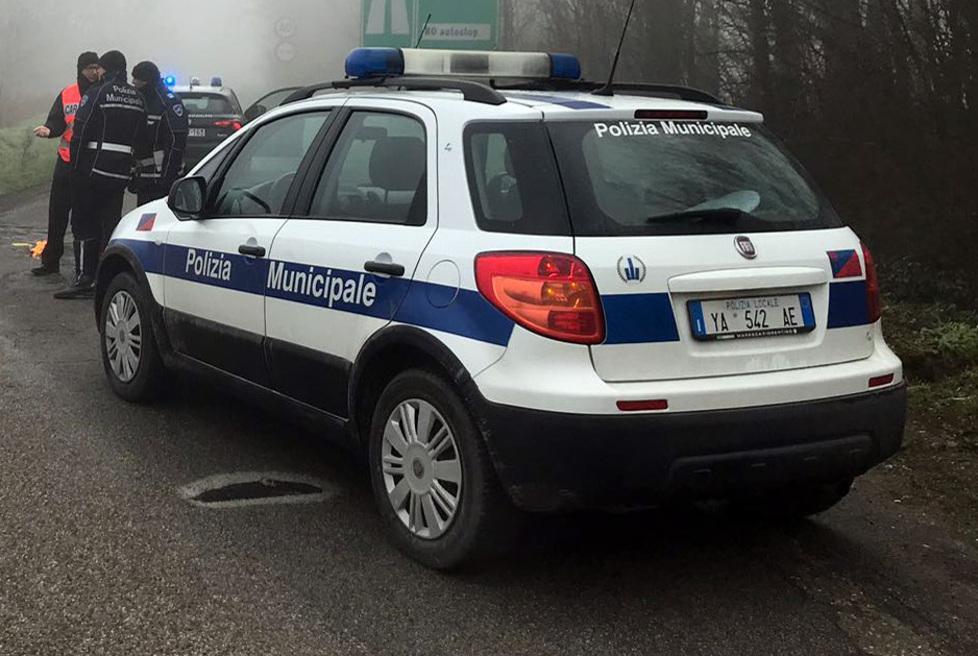 Investe un cane e scappa via. È caccia al pirata 