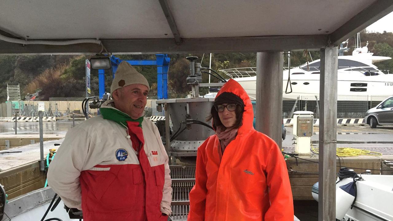 Paolo e Chiara del Lama a bordo della barca per la mitilicoltura “Lupo Alberto” al momento “parcheggiata” a Salivoli