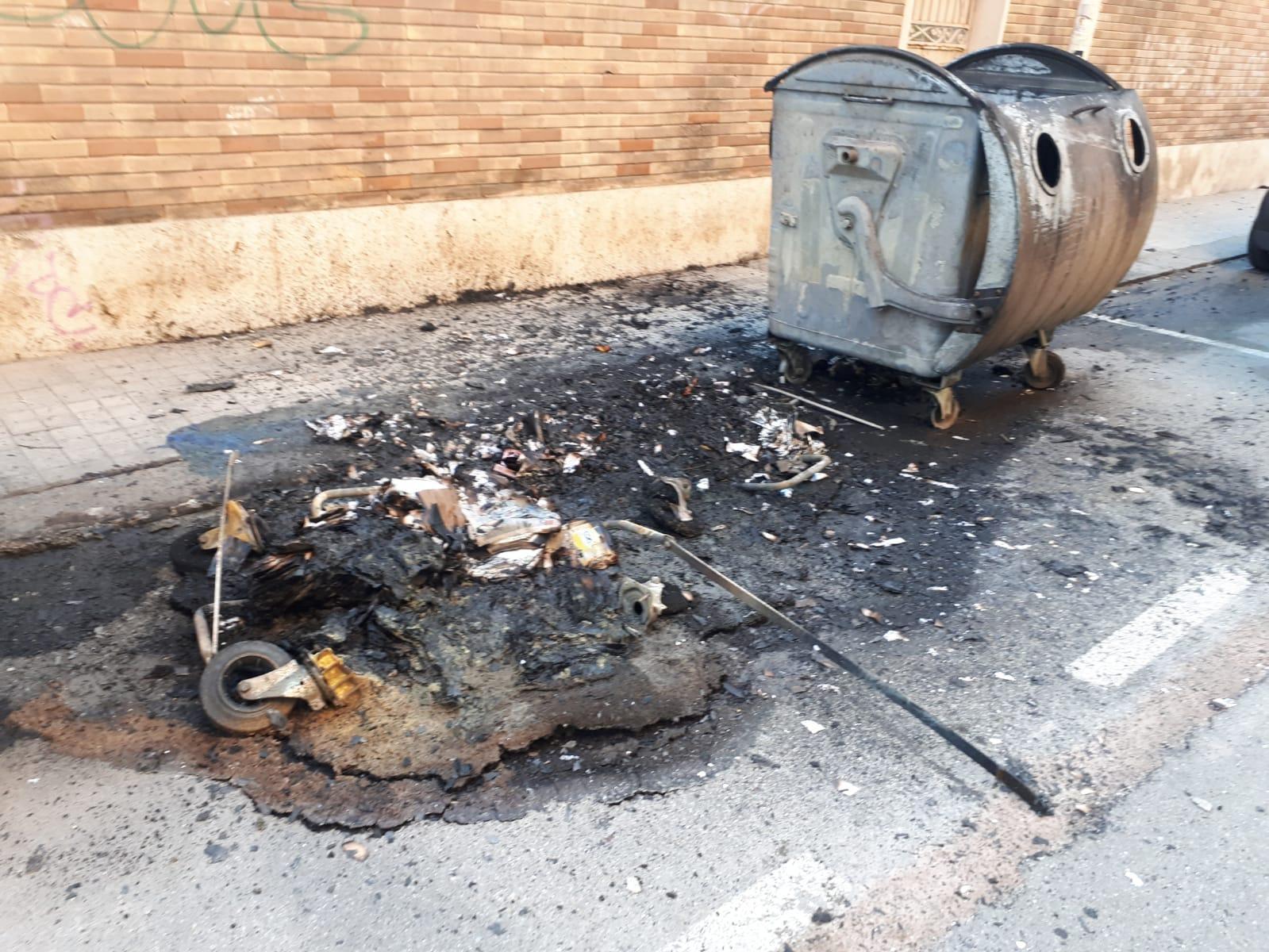 Quel che resta del cassonetto dato alle fiamme (foto Mario Rosas)