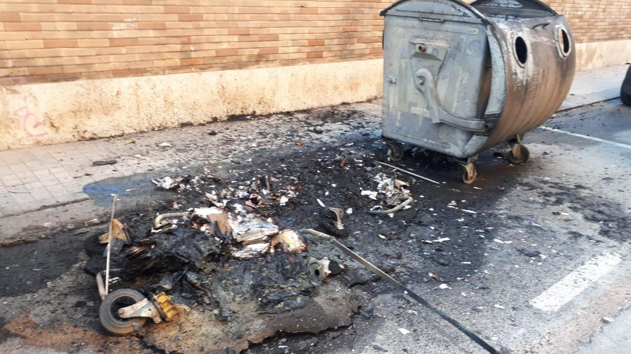 Quel che resta del cassonetto dato alle fiamme (foto Mario Rosas)