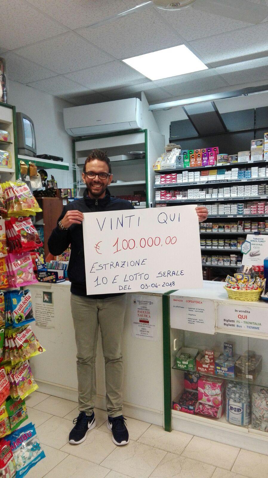 Alessandro Angioloni nella sua tabaccheria 