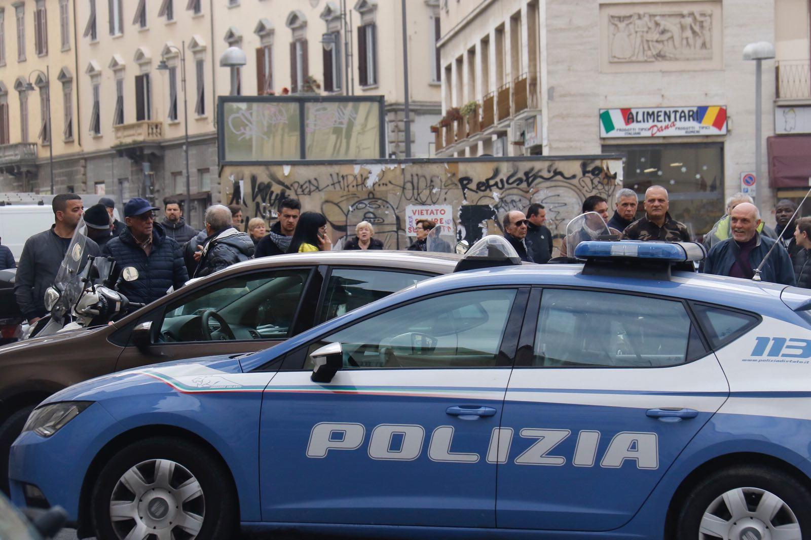 La folla in via del Pantalone (foto Repetti/Pentafoto)