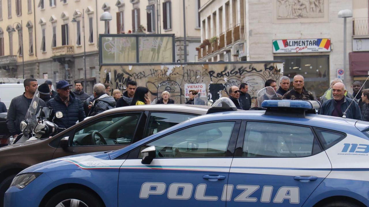 La folla in via del Pantalone (foto Repetti/Pentafoto)