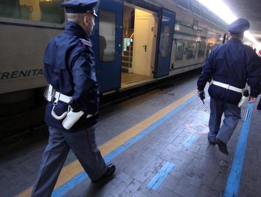 Vagava vicino ai binari ferita e affamata: la Polfer salva una cagnolina sperduta
