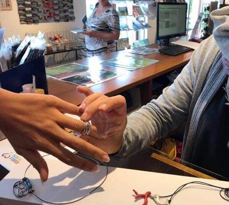 Successo di oggetti dedicati a reperti famosi, come  le serpi in amore dei Canali di Piombino