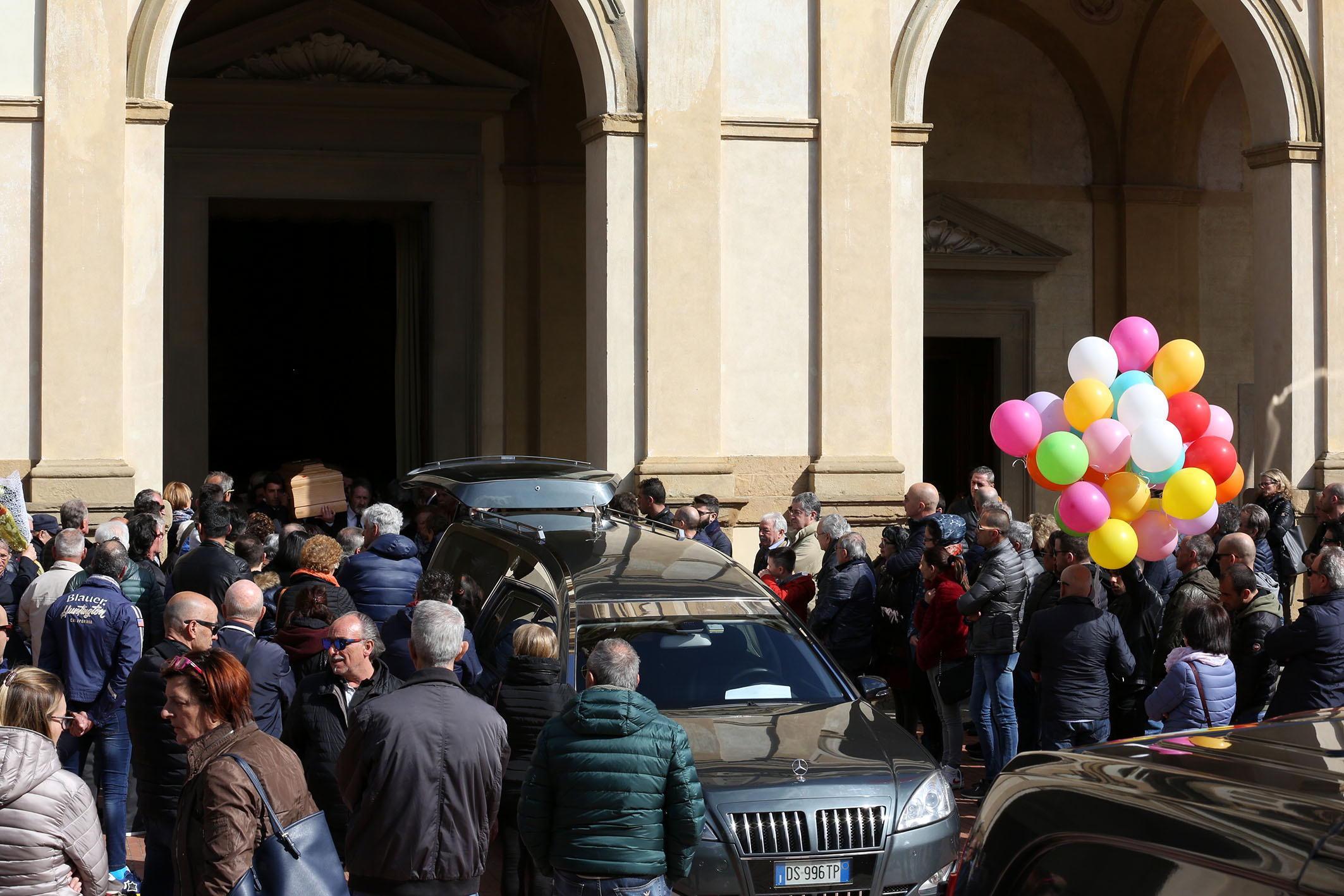L'uscita della bara dal santuario di Santa Verdiana (Foto Agenzia Carlo Sestini)