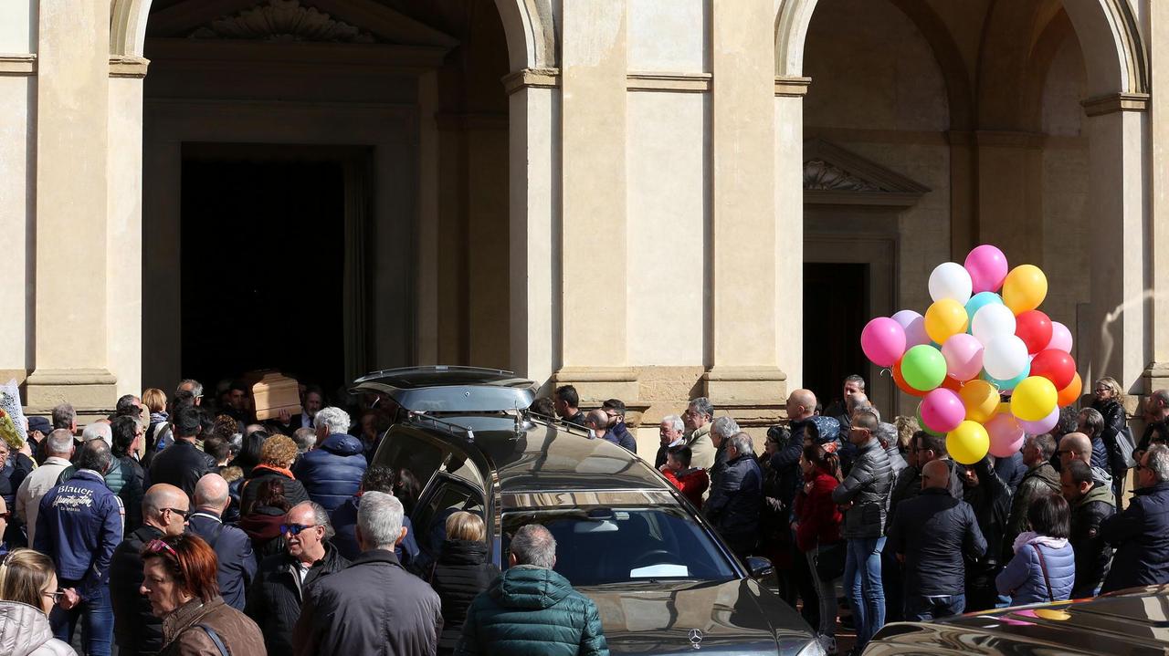 L'uscita della bara dal santuario di Santa Verdiana (Foto Agenzia Carlo Sestini)