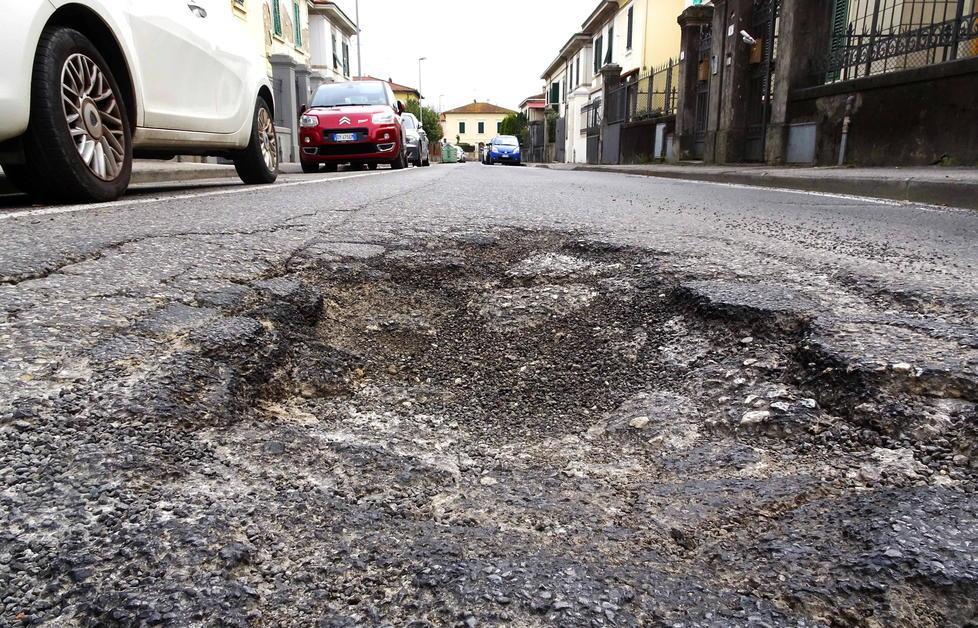 Una buca in una strada comunale. Ce ne sono a centinaia da sistemare