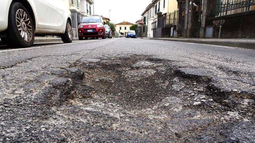 Una buca in una strada comunale. Ce ne sono a centinaia da sistemare
