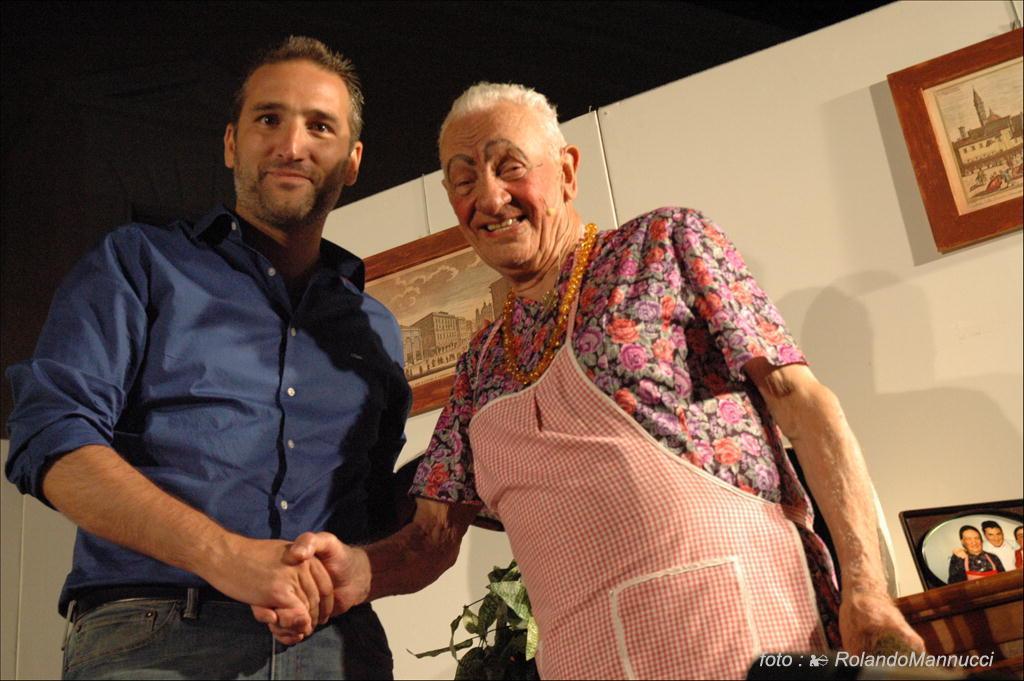 Giancarlo Peluso (a destra) con il sindaco di Calci, Massimiliano Ghimenti