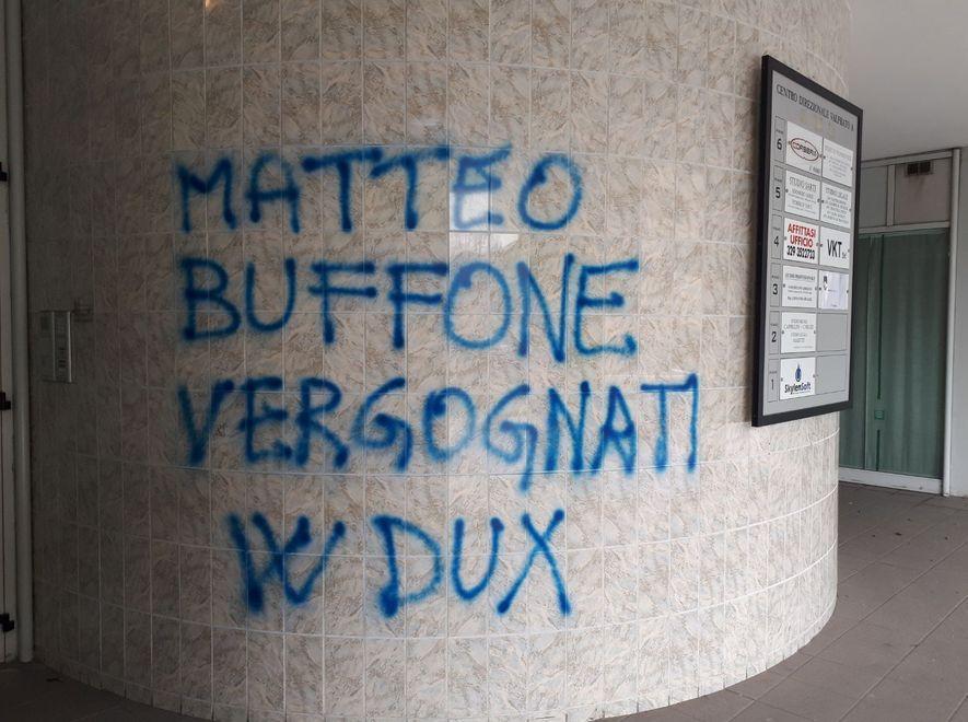 Scritta fascista all’entrata dello studio del sindaco