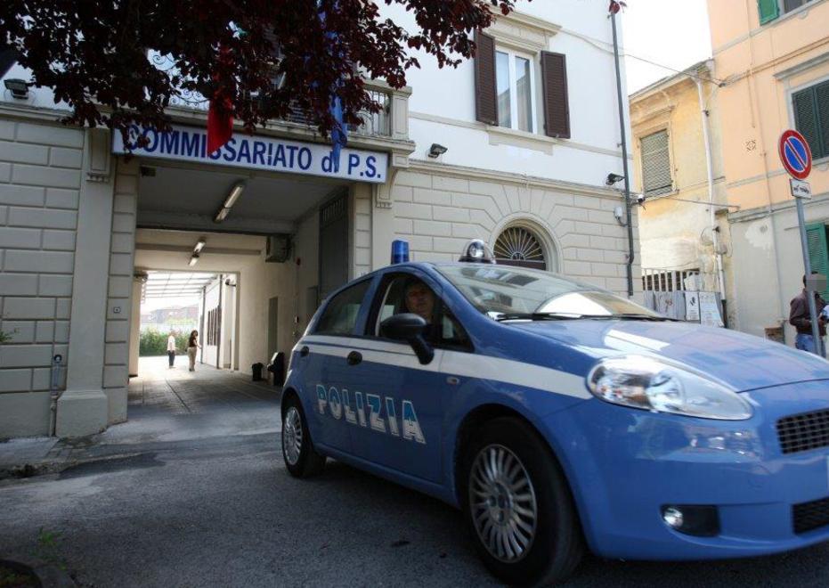 Coltello alla gola rapinano un anziano Denunciata una coppia 