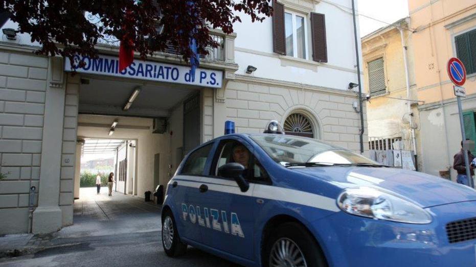 Coltello alla gola rapinano un anziano Denunciata una coppia