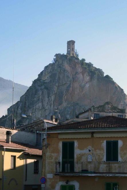 Lo trovano morto ai piedi della torretta di Caprona