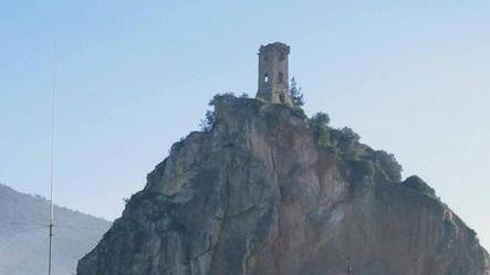 Lo trovano morto ai piedi della torretta di Caprona