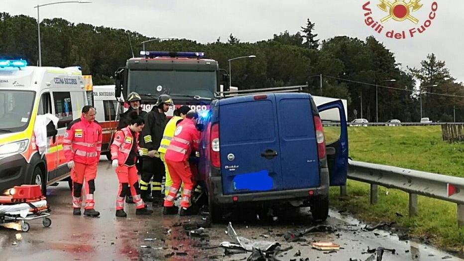 Scontro frontale tra furgoni, tre feriti