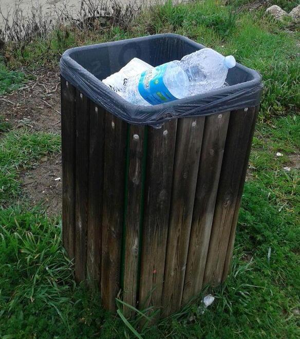 «Lungomare tutto sporco e le panchine non ci sono» 