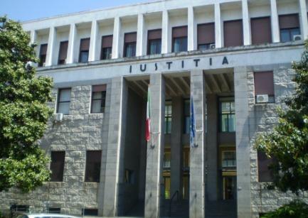 Commerciante lucchese a giudizio con l’accusa di stalking