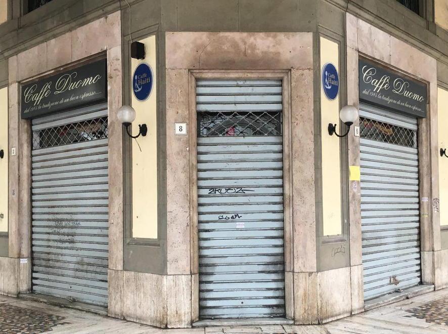A 16 anni sfonda la vetrata del bar per rubare 