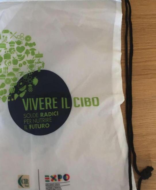 I bimbi portano a casa gli avanzi della mensa 