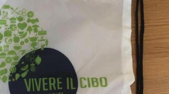 I bimbi portano a casa gli avanzi della mensa
