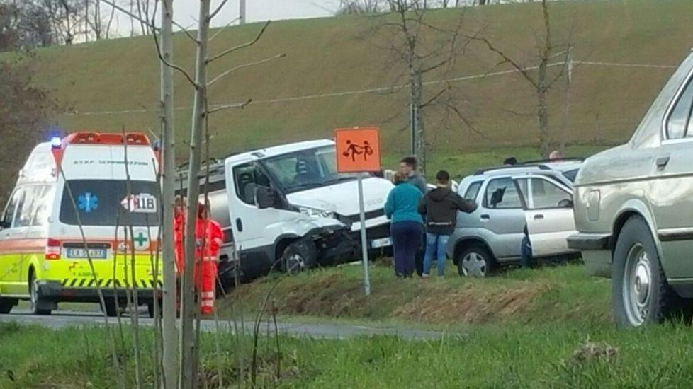 Camion del latte tampona un’auto: conducente ferita